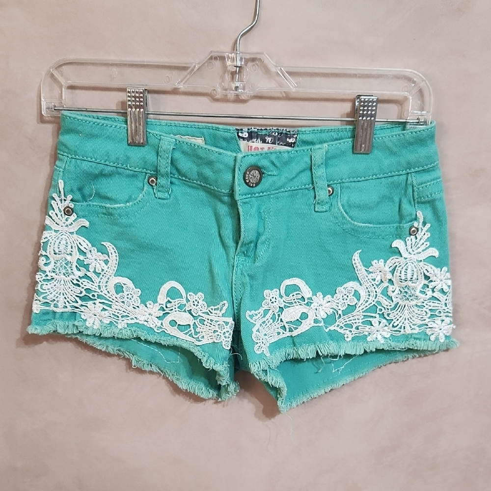 Hot KISS WOMEN Green and White Jean Shorts with Floral Embroidery size 0